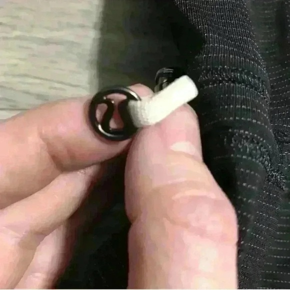 Lulu lemon Black Striped rest less tank black/burlap texture black dune. - Picture 10 of 13